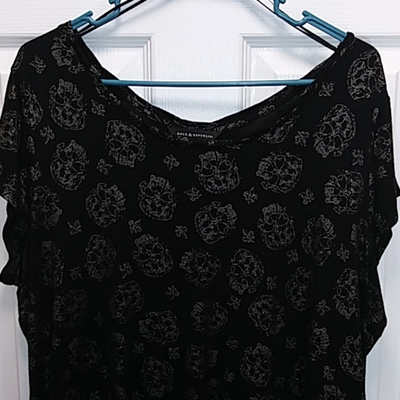 Rock & Republic Tops - Rock & Republic Black Metallic Silve Skull T-shirt